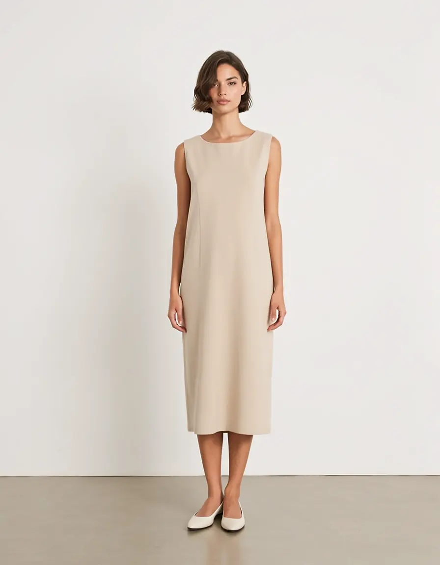 Minimalistisches beige Hängerkleid an einer Frau