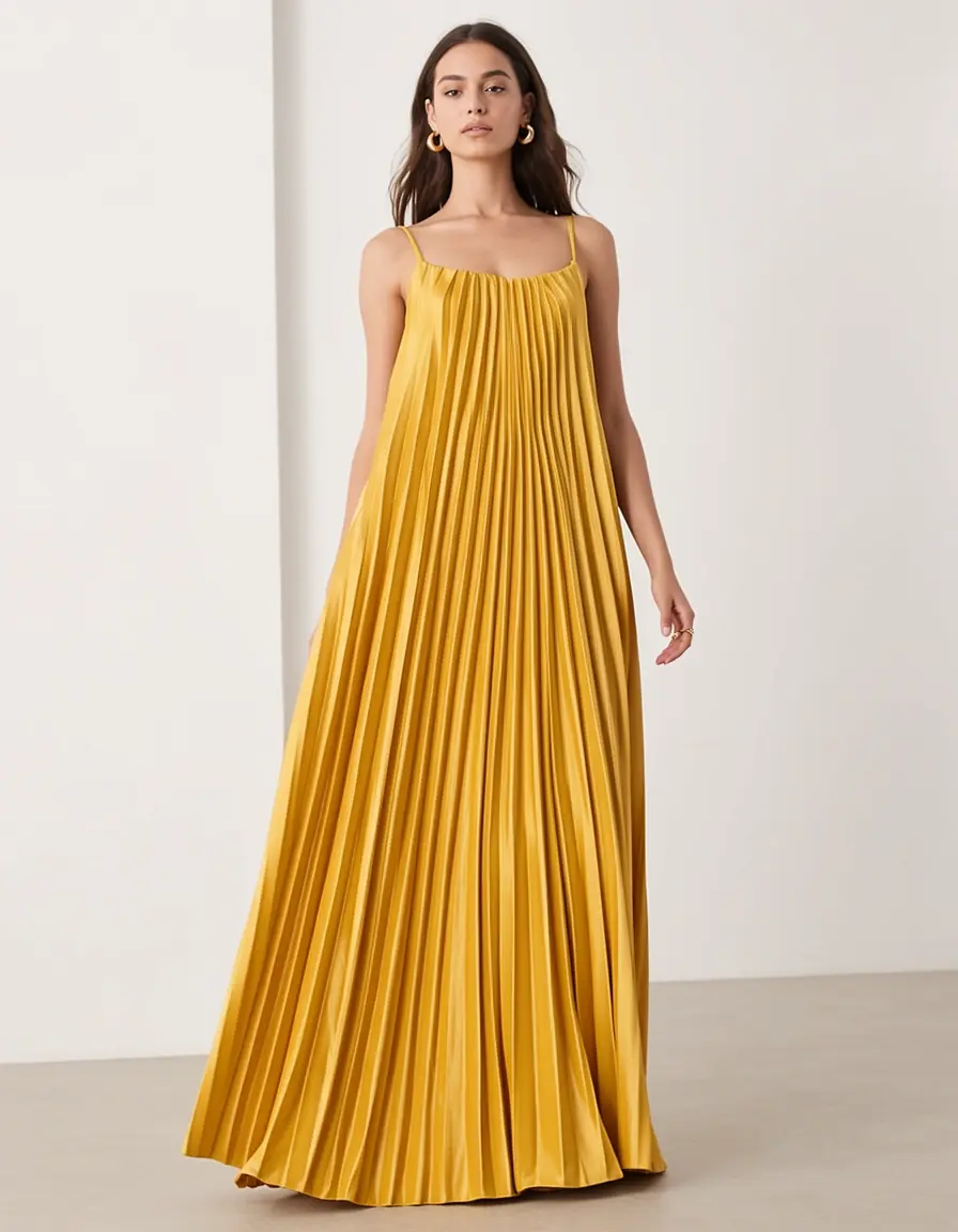 Model in goldgelbem Plisseekleid