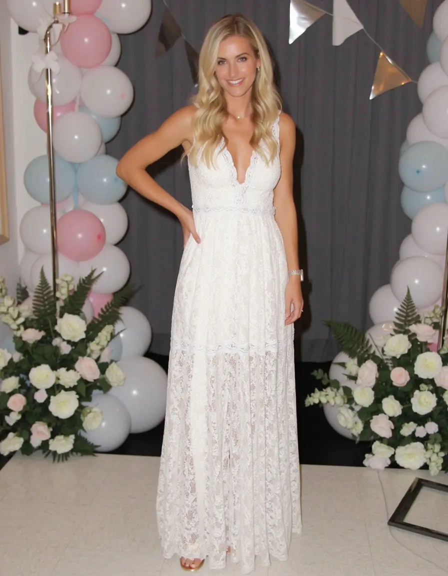 Elegante Dame in einem Lace Party Dress mit Spitze
