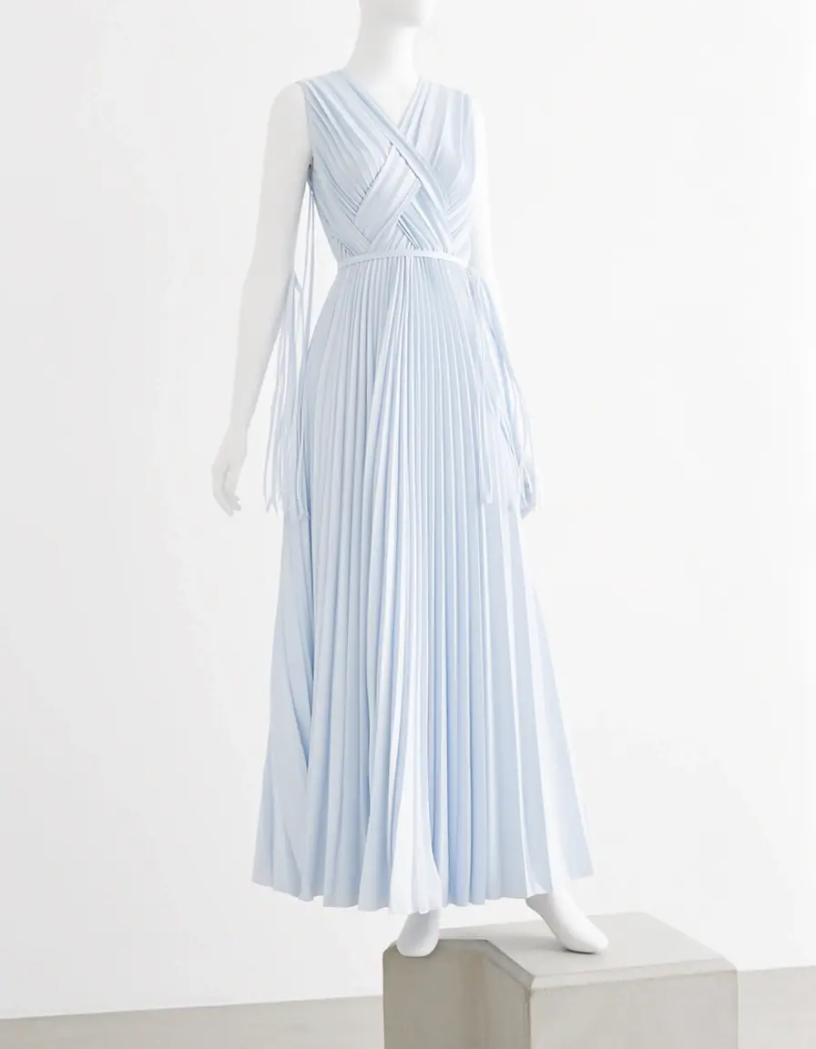Weiß-blaues plissiertes Kleid
