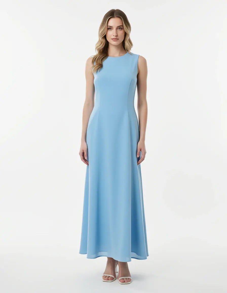 Model trägt ein hellblaues Midikleid für den Sommer