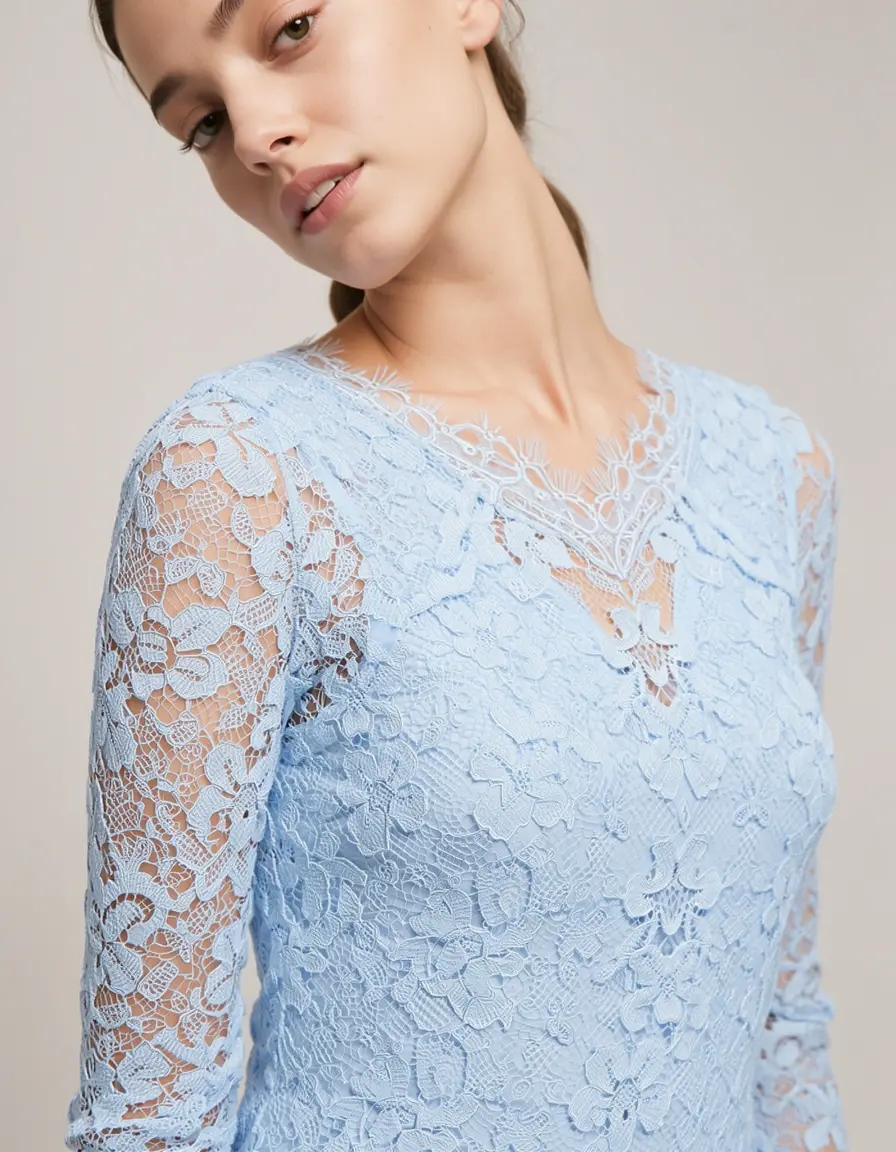 Model in einem hellblauen Spitzenkleid