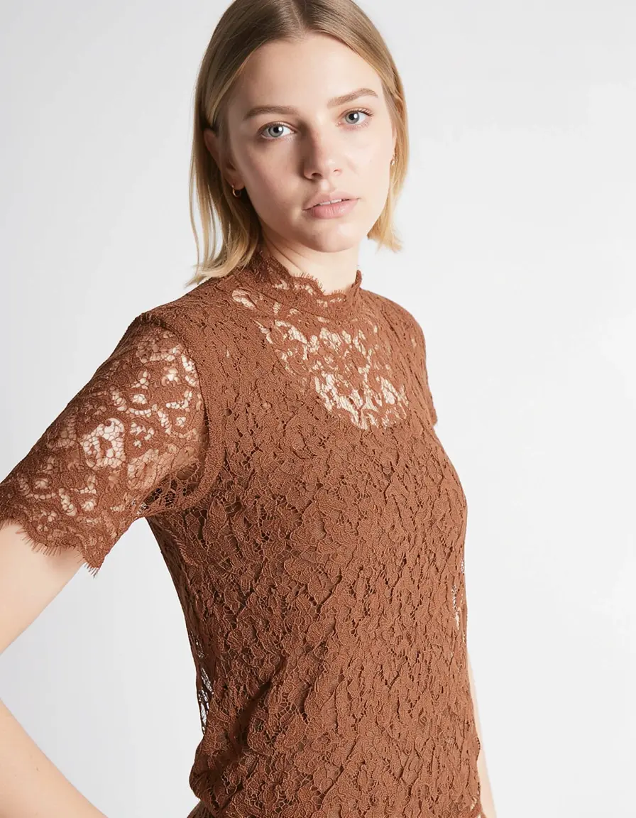 Model in haselnussbraunem Spitzenkleid